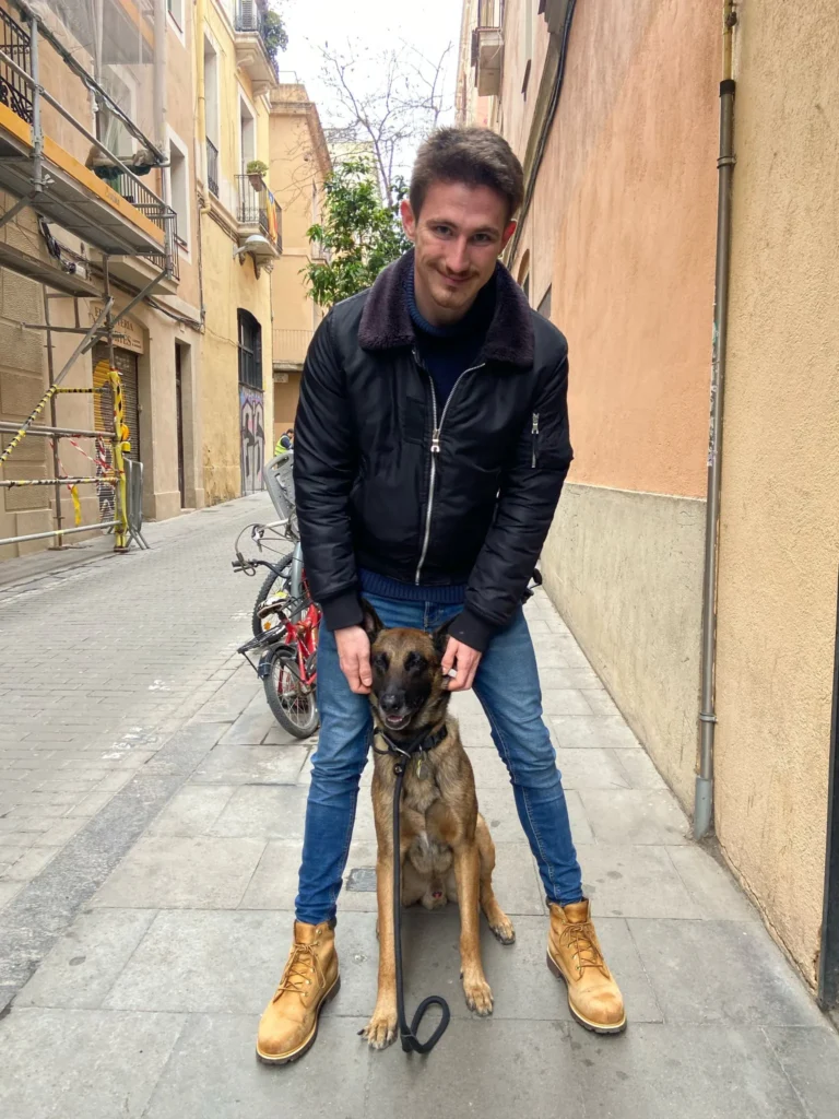 Dima de DimAnimales, el mejor Pet Sitter en Barcelona paseando un perro con reporte GPS.